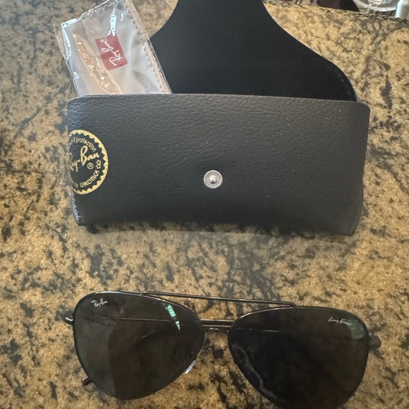Ray-Ban Classic Black Aviator Sunglasses with Case